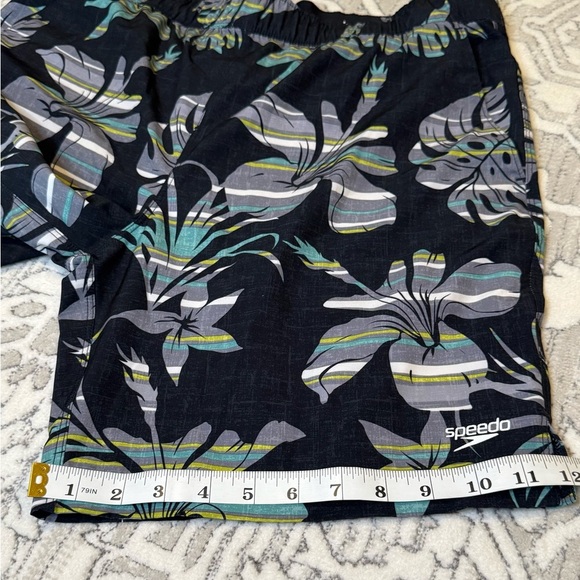 SPEEDO men’s medium swim trunks - Picture 9 of 10